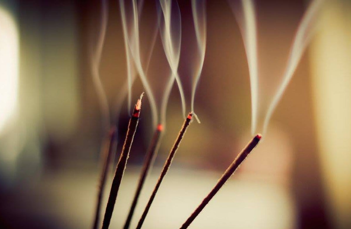 Nhiều gia đình duy trì thói quen thắp hương vào mùng 1 tháng 3 âm lịch 